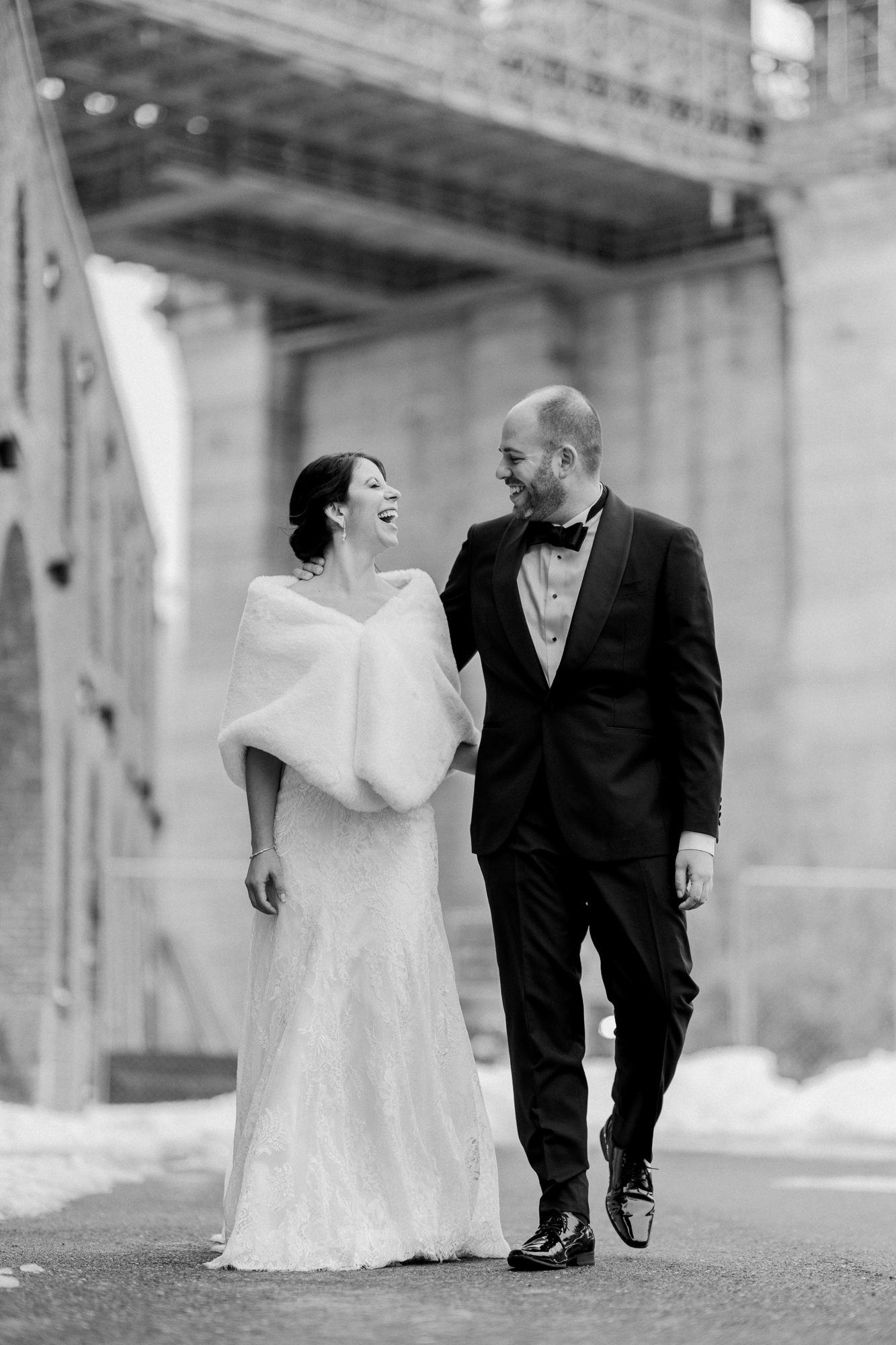 Winter wedding photos in Brooklyn Bridge Park