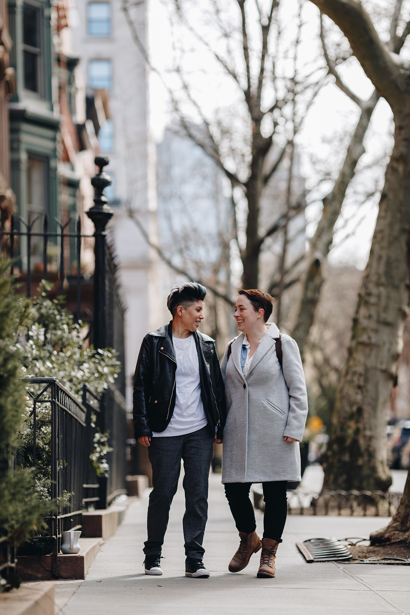 Brooklyn Heights engagement photos with brownstones