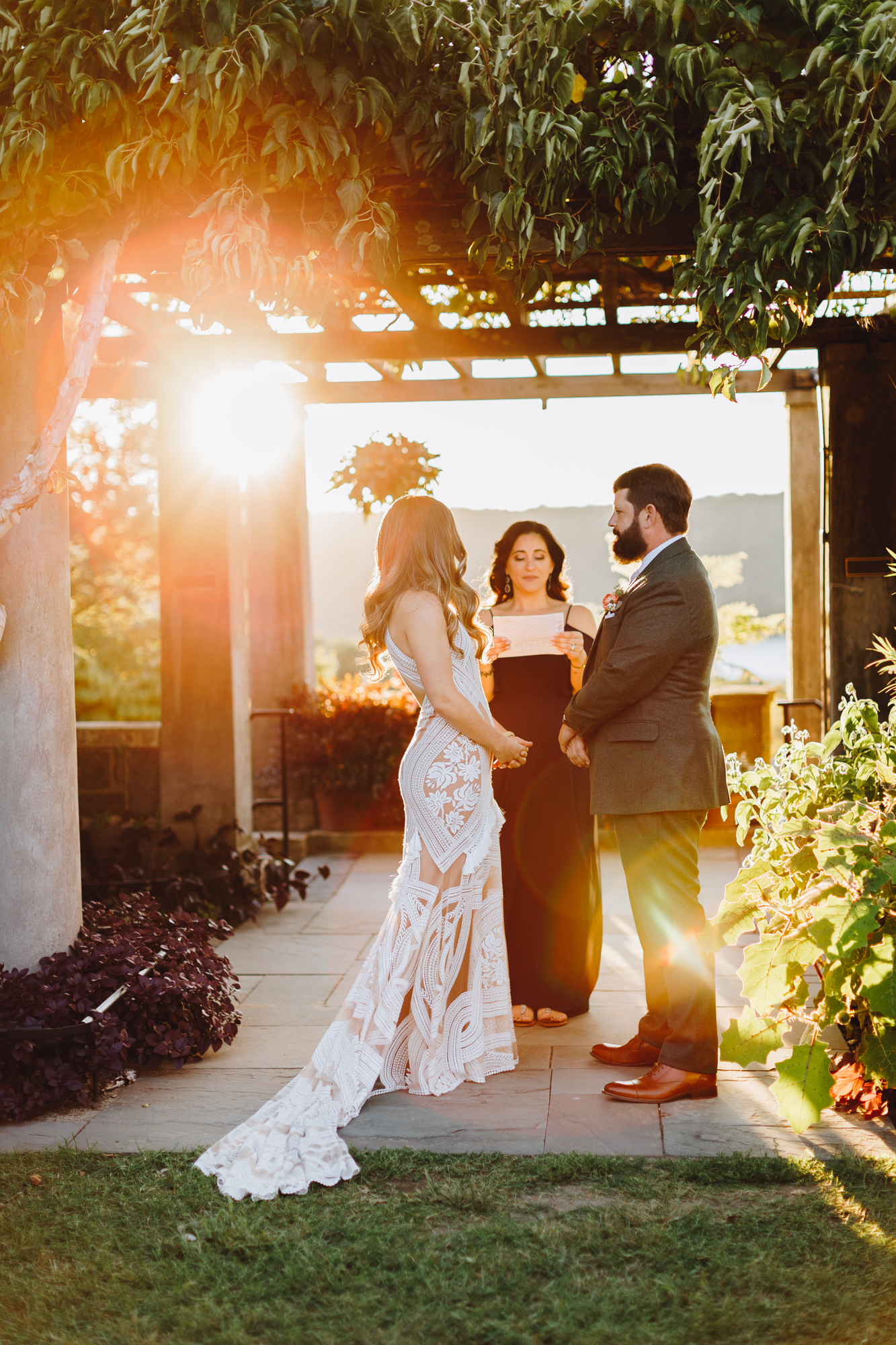 Golden hour wedding ceremony at Wave Hill in NYC