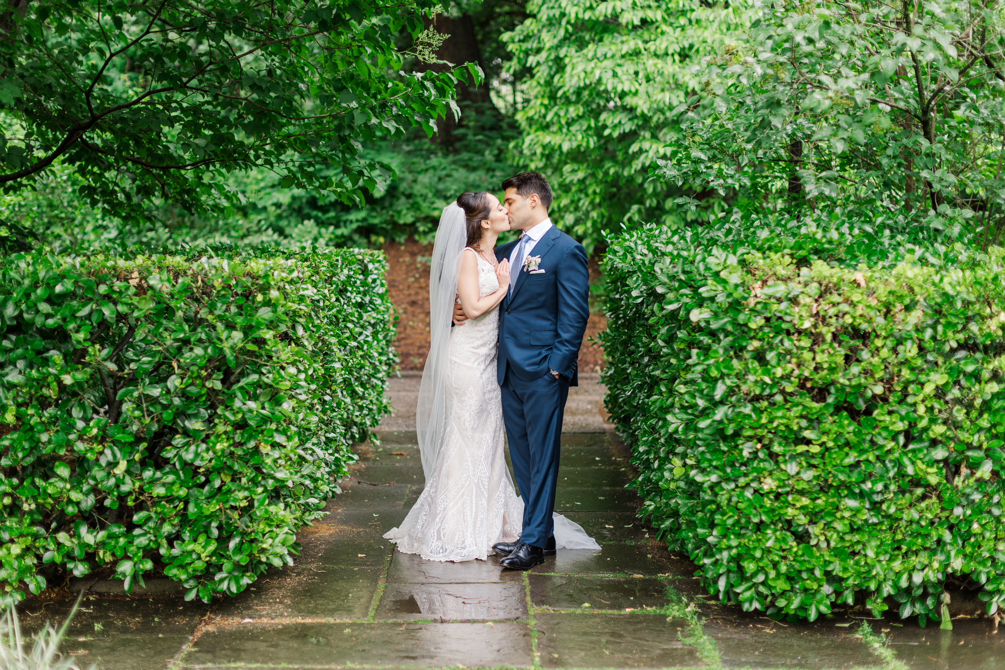 Eye-catching New York Wedding Photos in Conservatory Garden