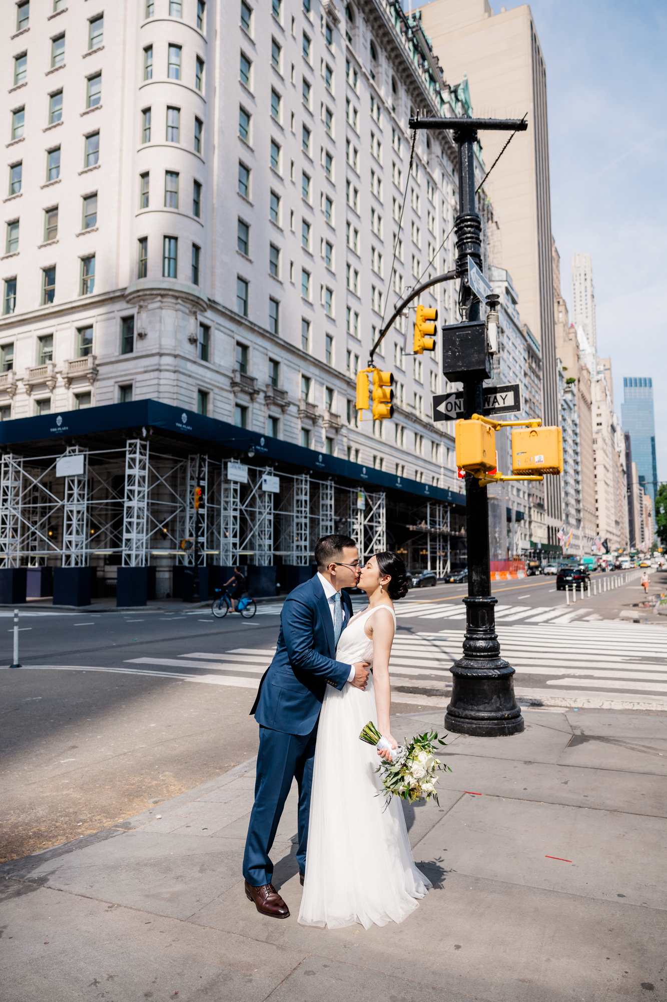 Breathtaking Elopement Photography in New York\'s DUMBO and Central Park