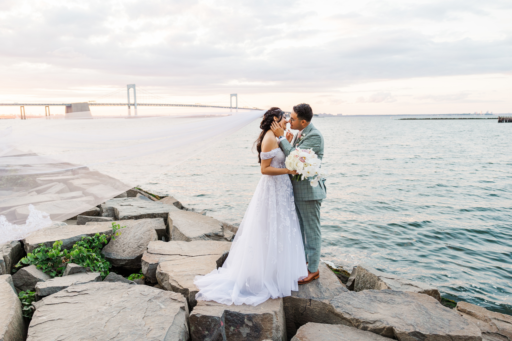 Picturesque Queens Vivo Bayside Wedding Photos Featuring Little Bay Park
