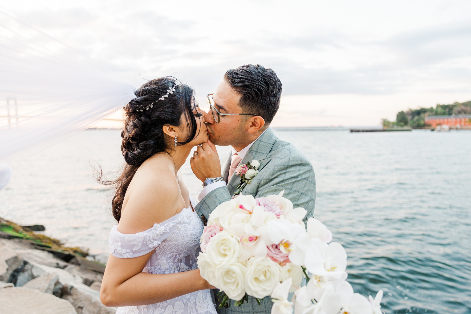Beautiful Queens Vivo Bayside Wedding Photos Featuring Little Bay Park