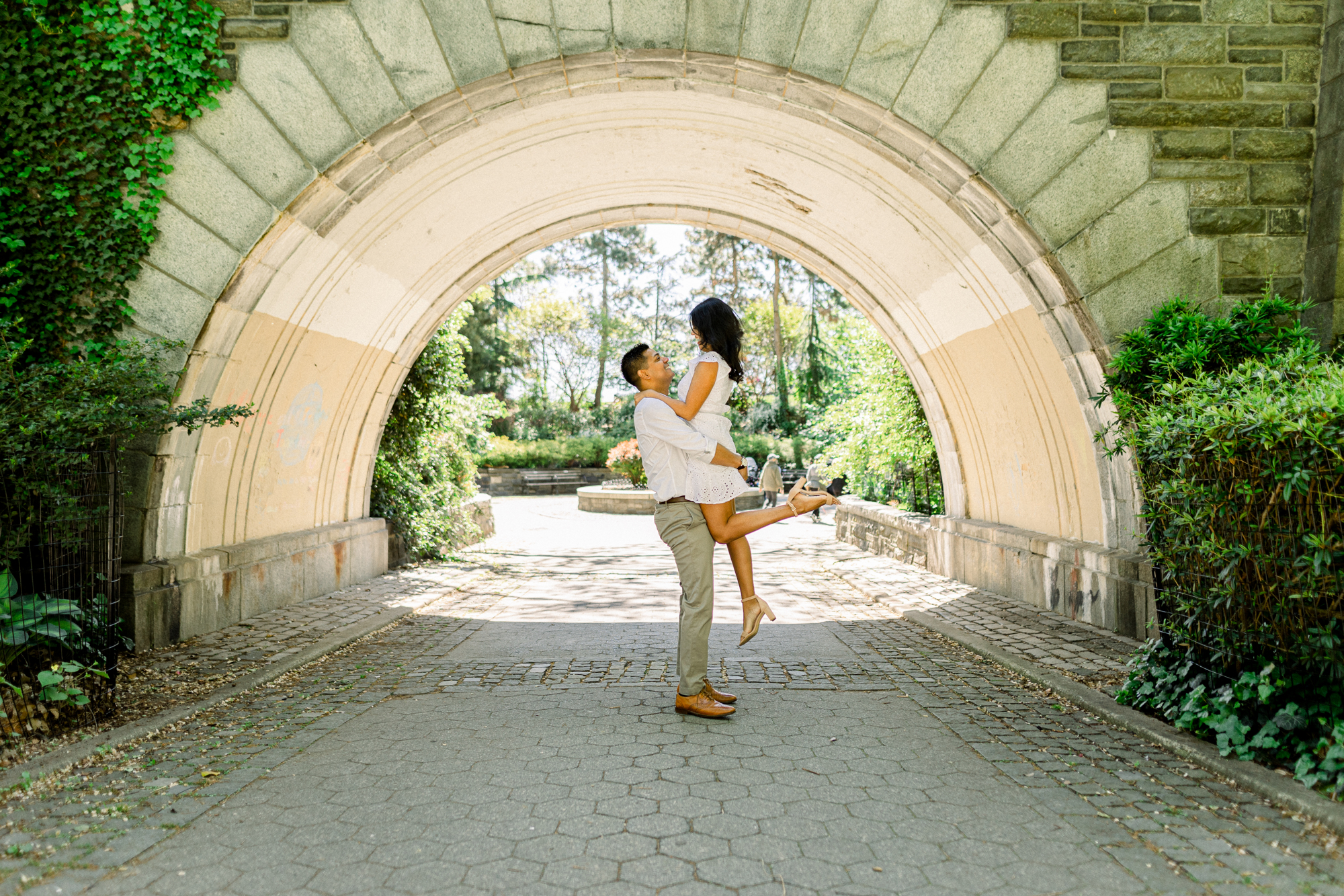 Beautiful Carl Shurz Park Engagement Photos in Summery NYC