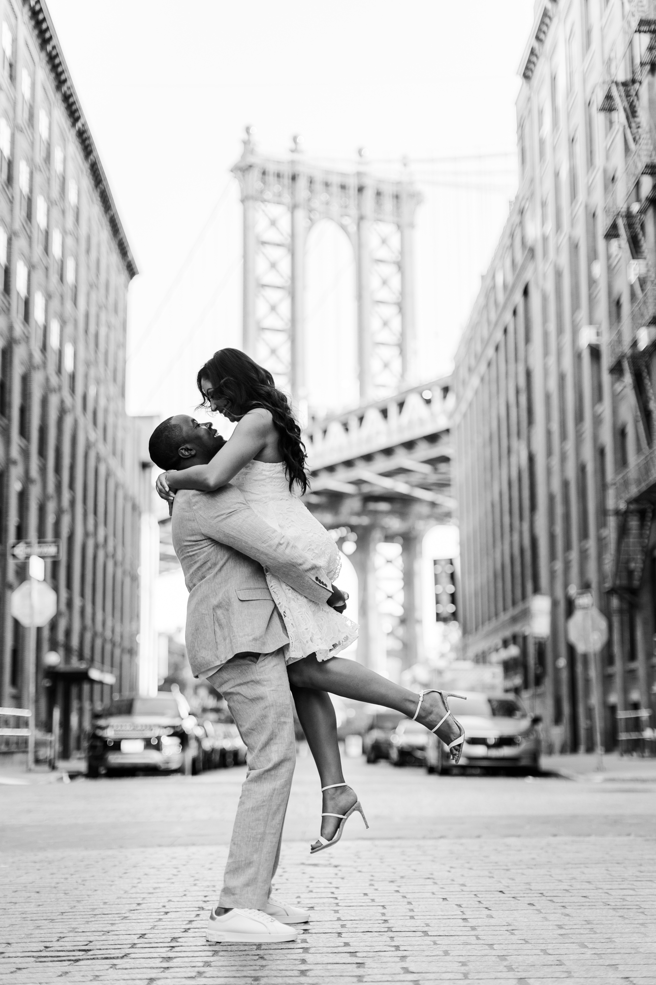 Striking Engagement Photos on the Brooklyn Bridge