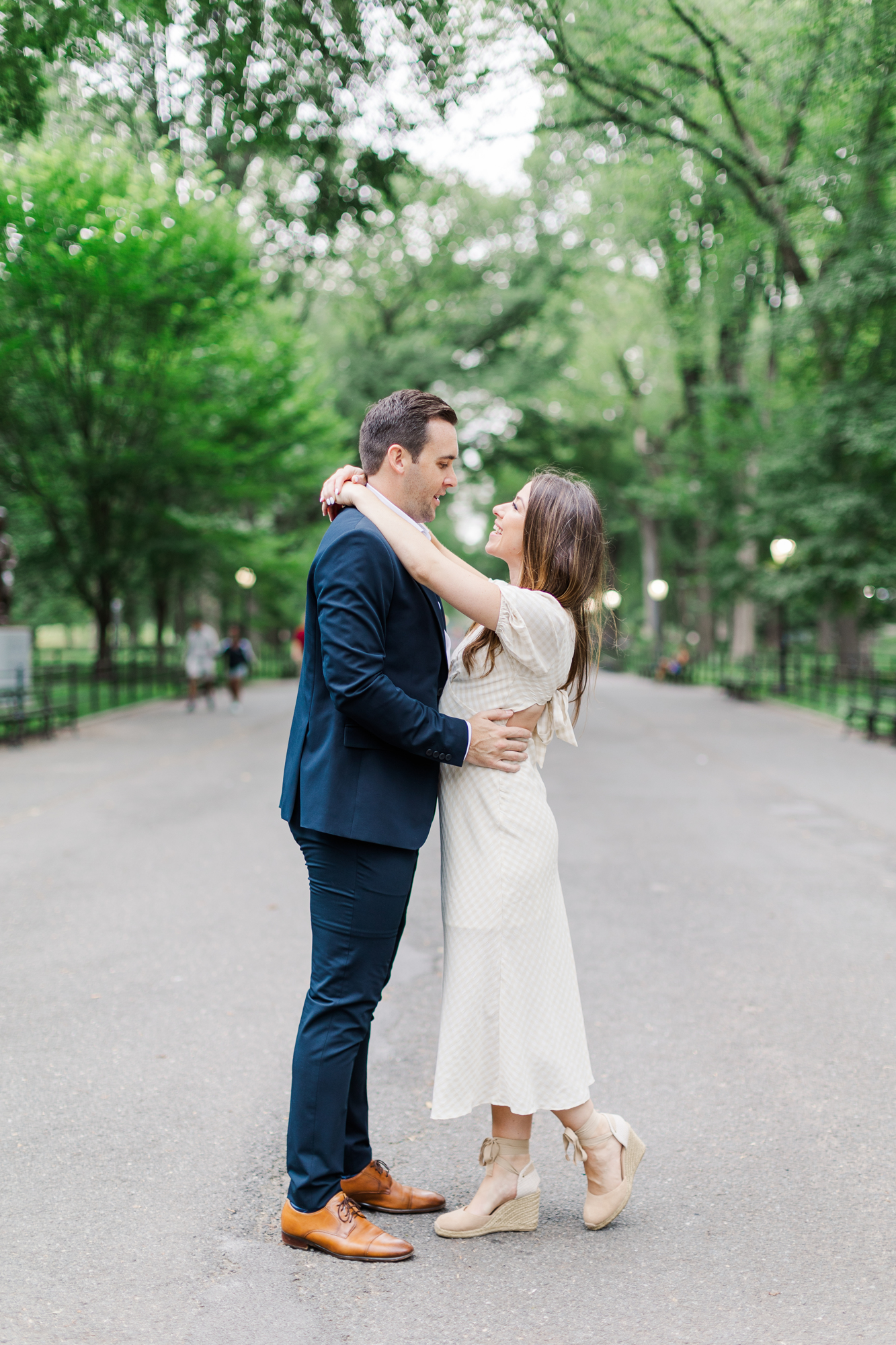 Sweet Pose Ideas for your Engagement Session