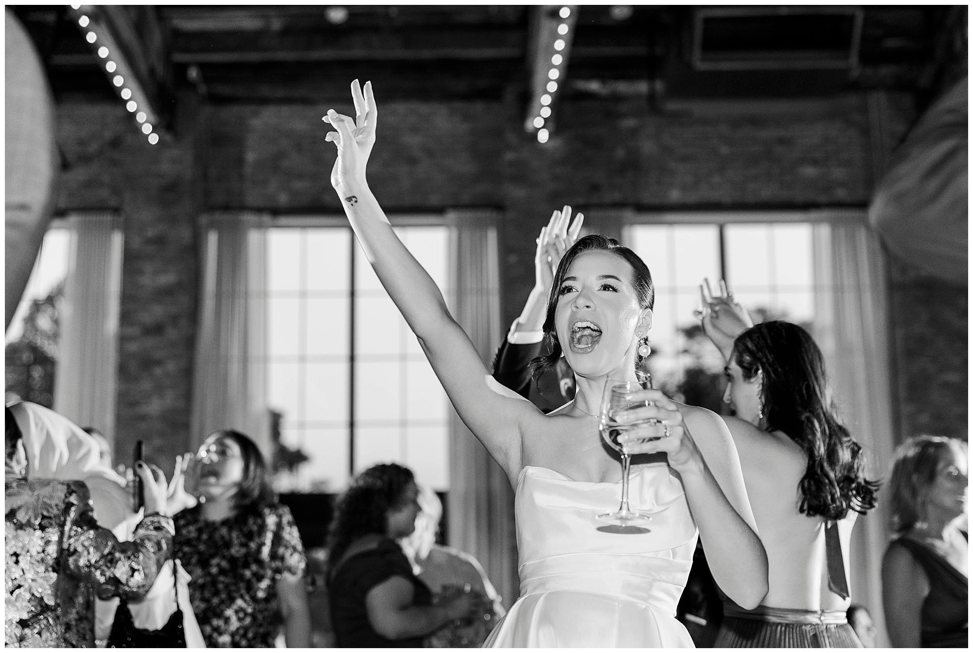 Perfect wedding photos at the roundhouse