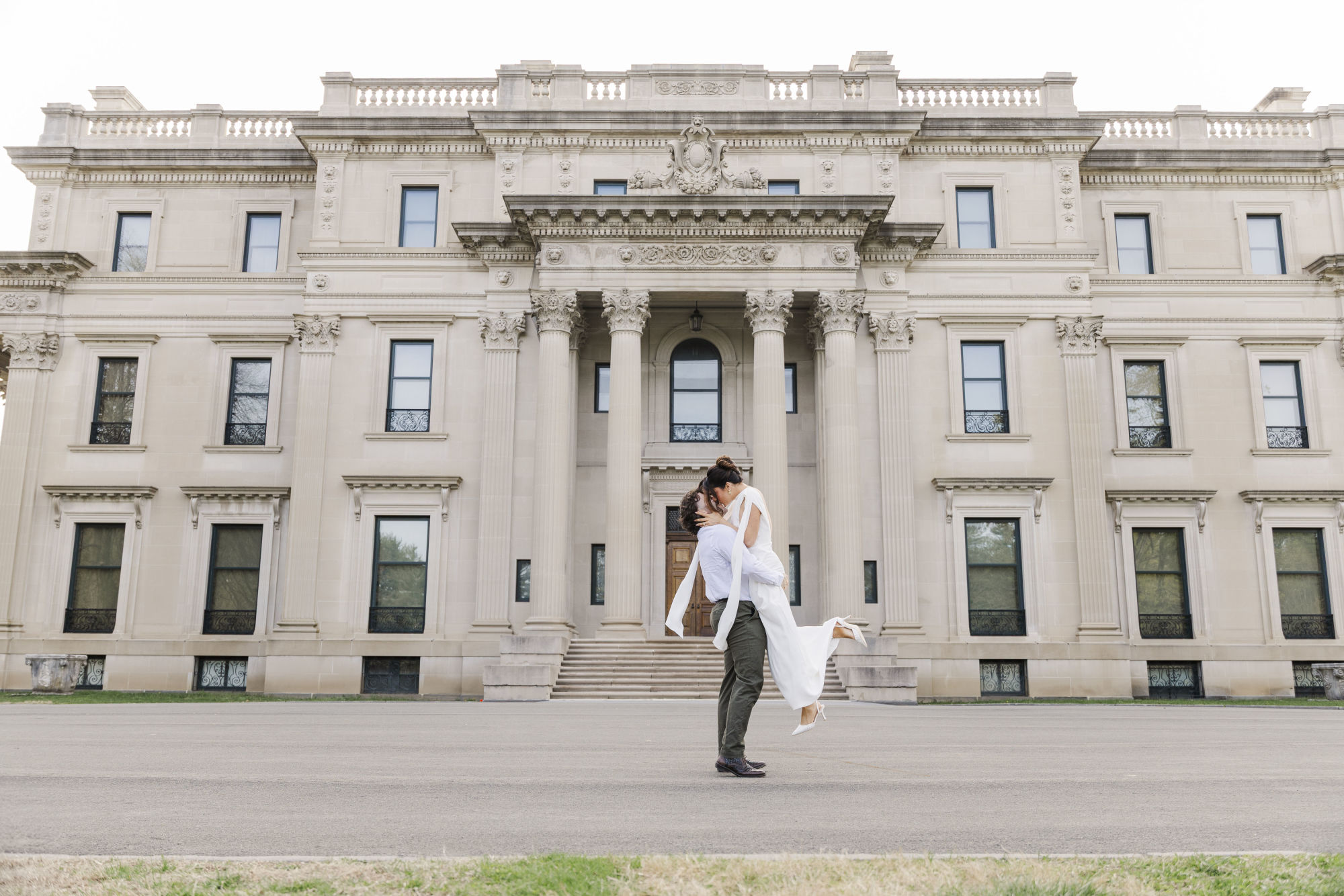 Gorgeous vanderbilt mansion engagement session