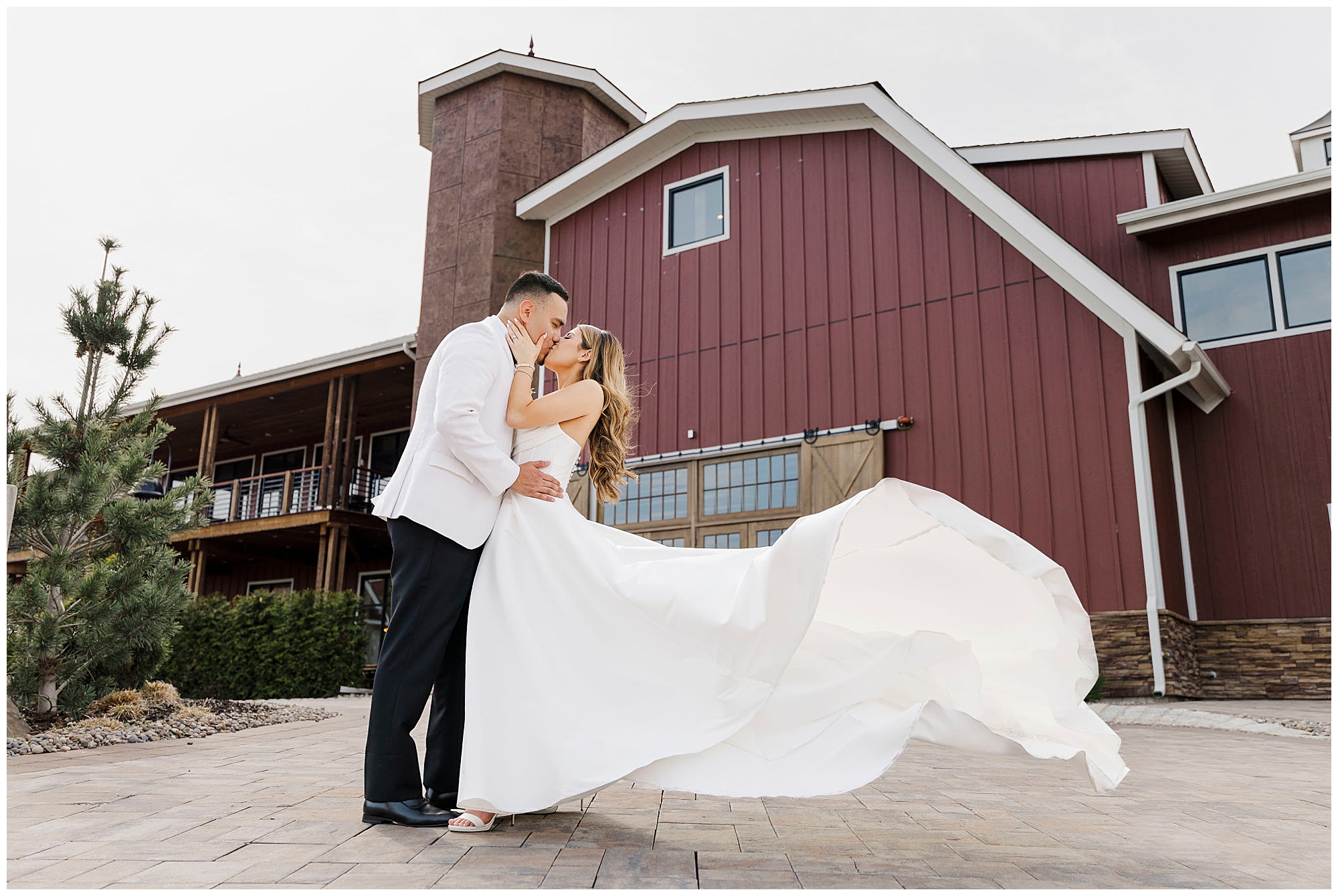 Show-Stopping barn at villa venezia wedding